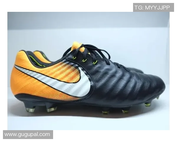 穿后斜面足球鞋的球星们如何用科技提升场上表现解析